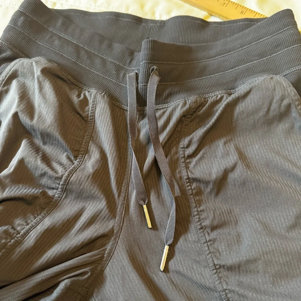 Lululemon Women’s Dance Studio Mid-Rise Jogger 28” Black size 6 Casual Hiking
